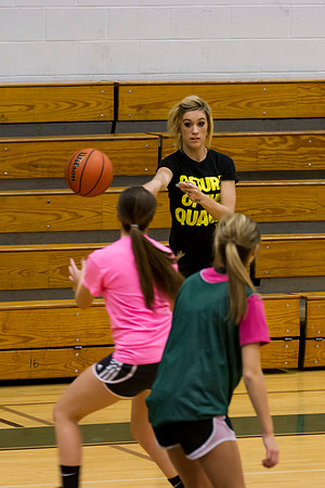 Majestic Worthington passing to Kortney Moore